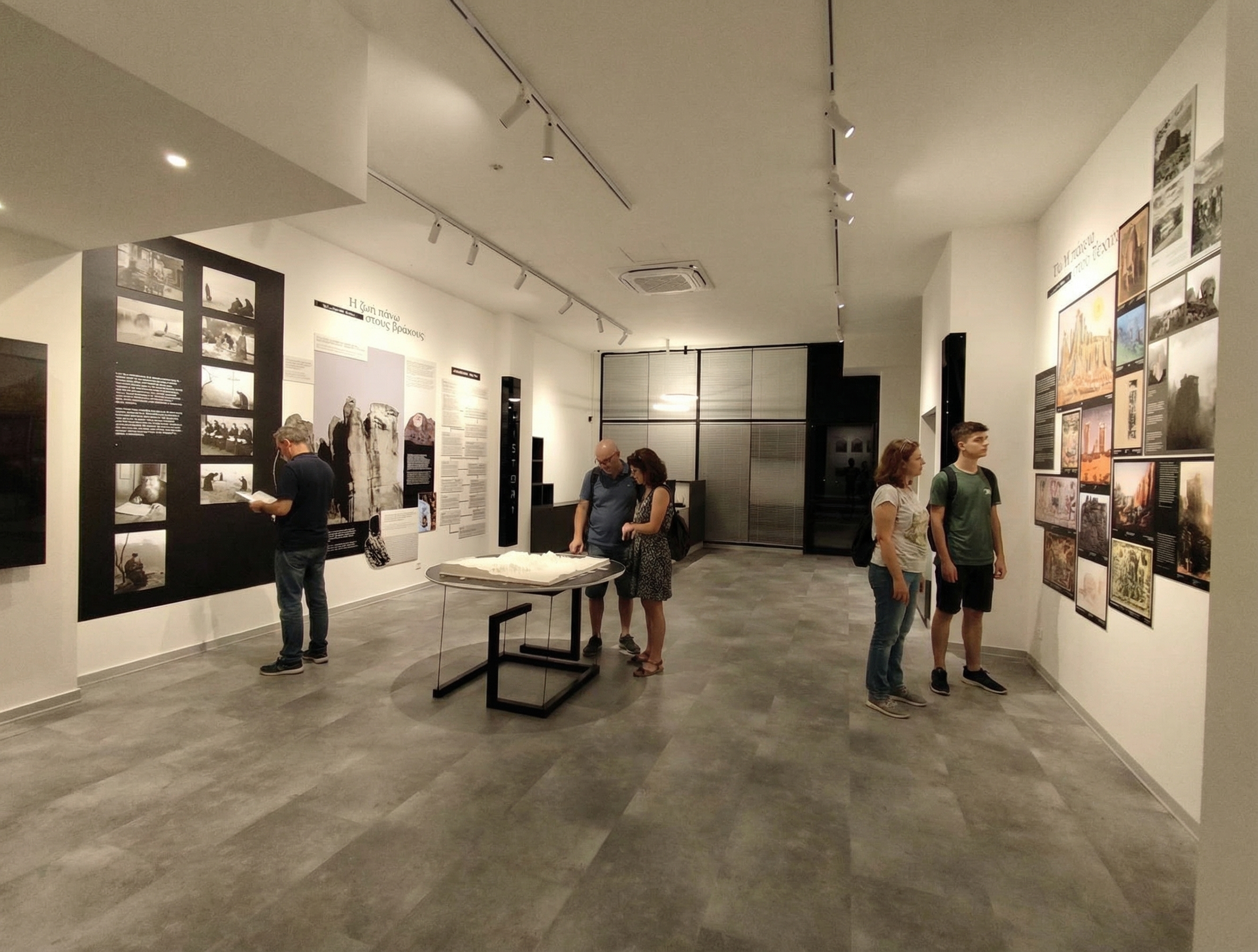 Επισκέπτες στον εκθεσιακό χώρο Terra Immersia